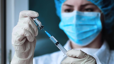 Enfermero llena una jeringuilla con medicamento